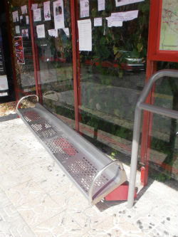 Sin asiento para esperar el autobús