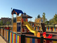 Nueva zona de juegos infantiles adaptada para niños con discapacidad