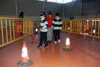 Alumnos del colegio Fernando de los Ríos de Las Rozas experimentan lo que siente un invidente.