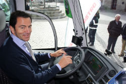 El consejero de Transportes presenta cinco nuevos autobuses con la última tecnología en seguridad y eficiencia medioambiental.