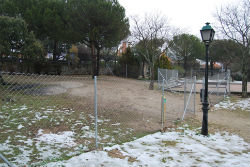 El ayuntamiento de Torrelodones habilita una nueva área canina en el Parque de san Roque.
