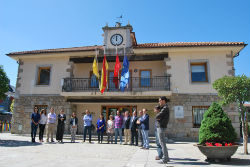 El Ayuntamiento de Torrelodones se suma al minuto de silencio por el asesinato de Isabel Carrasco