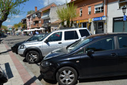 La calle Real de Torrelodones a medio peatonalizar y a medio reformar