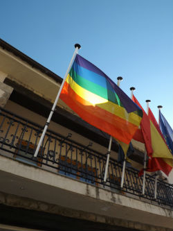 La bandera del Orgullo LGTB ondea en Torrelodones
