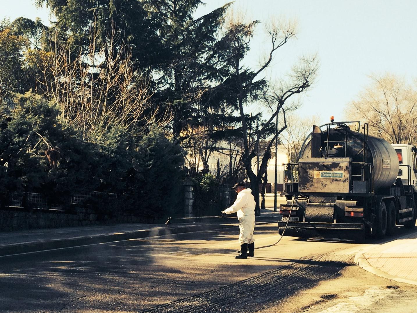 Semana de cortes intermitentes en la carretera de La Navata por los trabajos de asfaltado