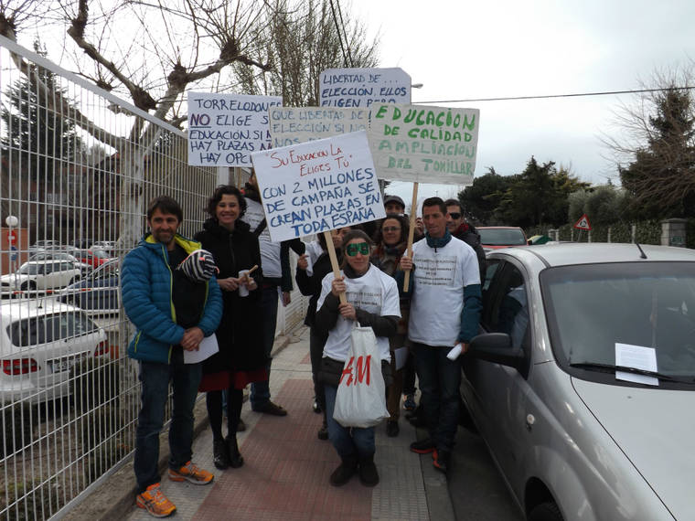 Protesta de los padres de la Escuela Infantil El Tomillar por la falta de alternativas para elegir colegio para sus hijos