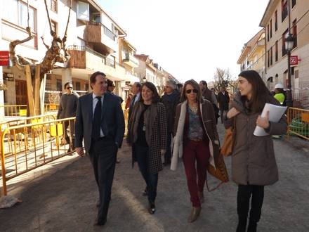 Jaime González Taboada visita las obras de peatonalización de la calle Real de Torrelodones