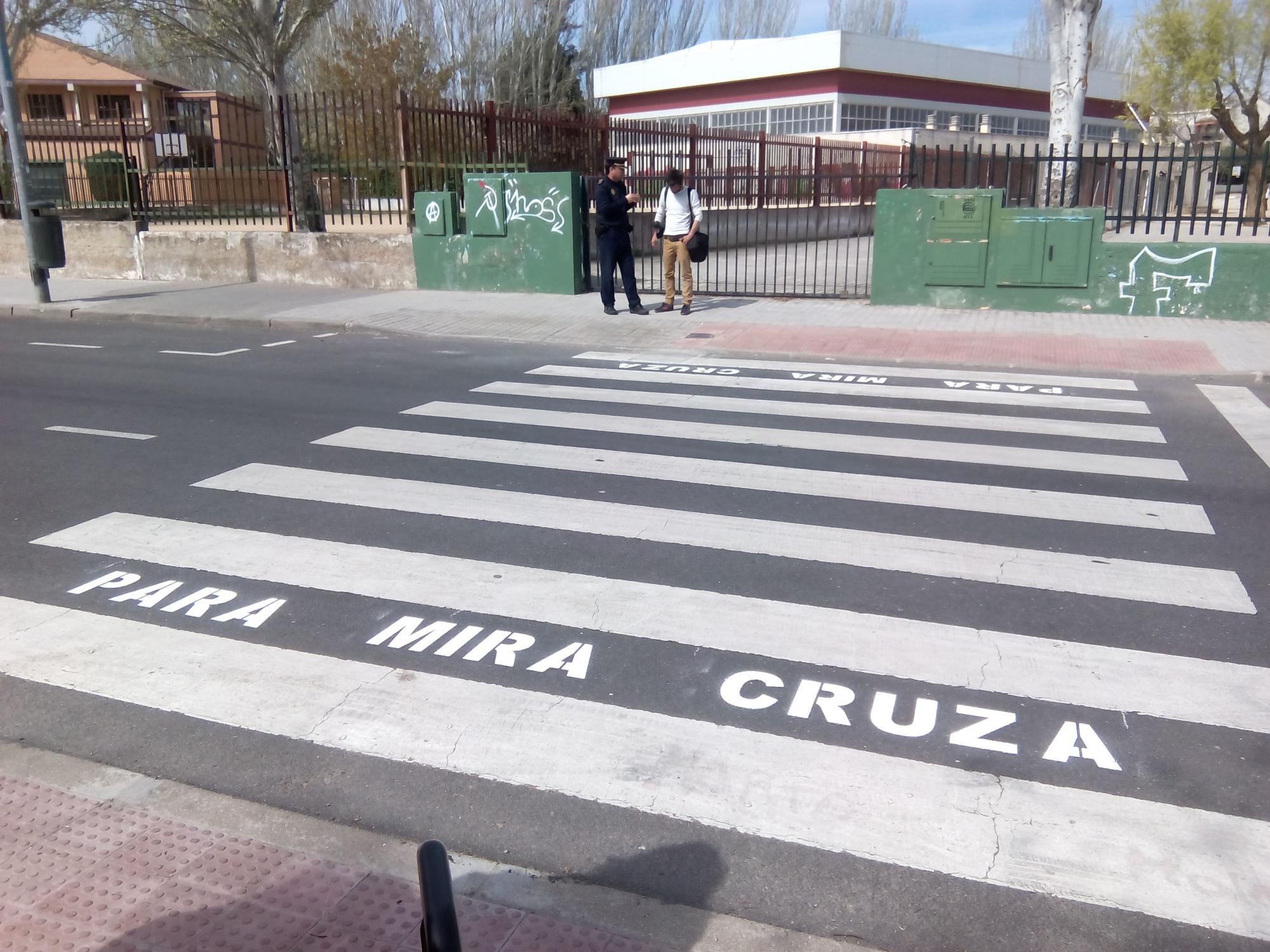 'Parar. Mirar. Cruzar': Educación Vial en los pasos de peatones de Collado Villalba