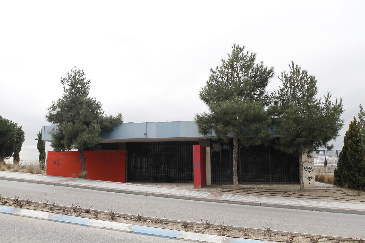 Locales de ensayo y estudio de grabación frente al Centro de Juventud