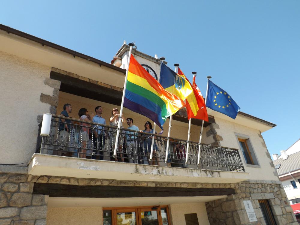 La bandera arcoiris ondea en el Ayuntamiento de Torrelodones