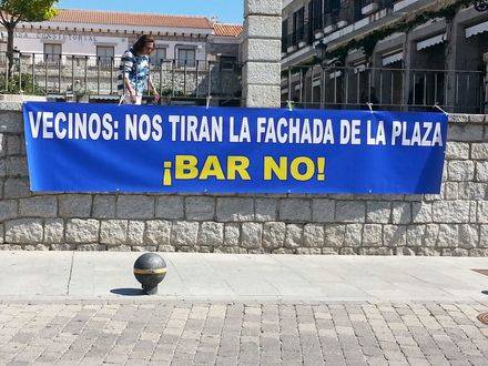Protesta contra la apertura de un bar en la Plaza Mayor de Hoyo de Manzanares