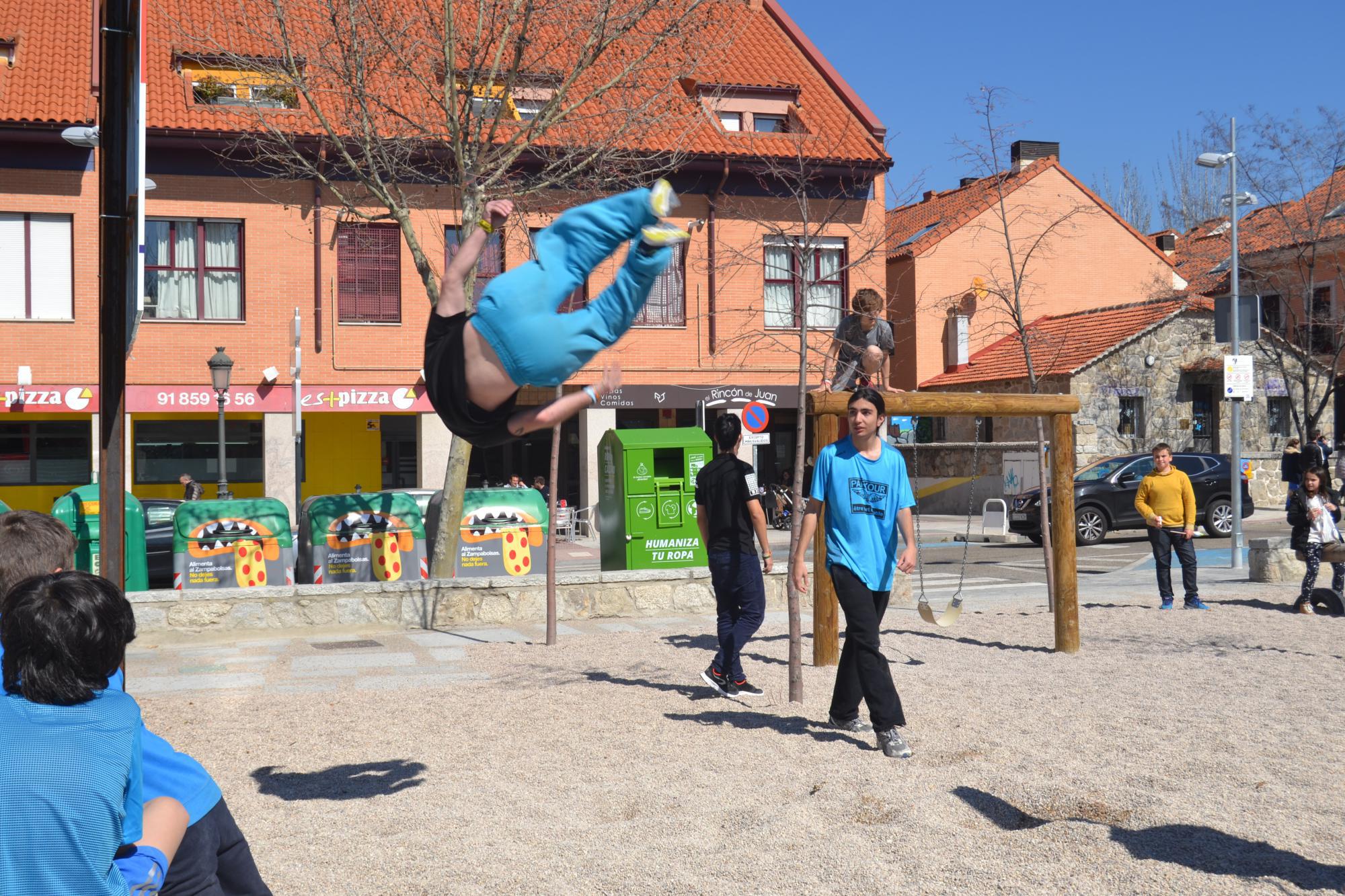 Parkour en el parque de la biblioteca en Torrelodones