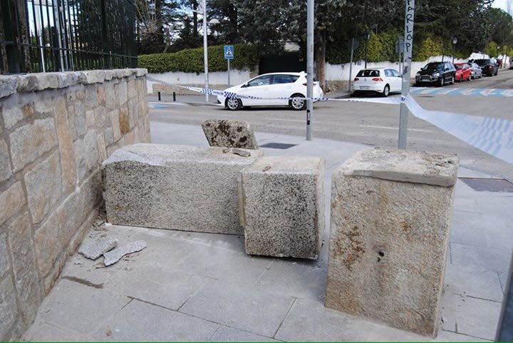 Una de las dos pilastras de granito que antiguamente daban entrada a la Colonia Vergara de Torrelodones, instalada recientemente en la calle de nuevo, ha aparecido este fin de semana derribada.