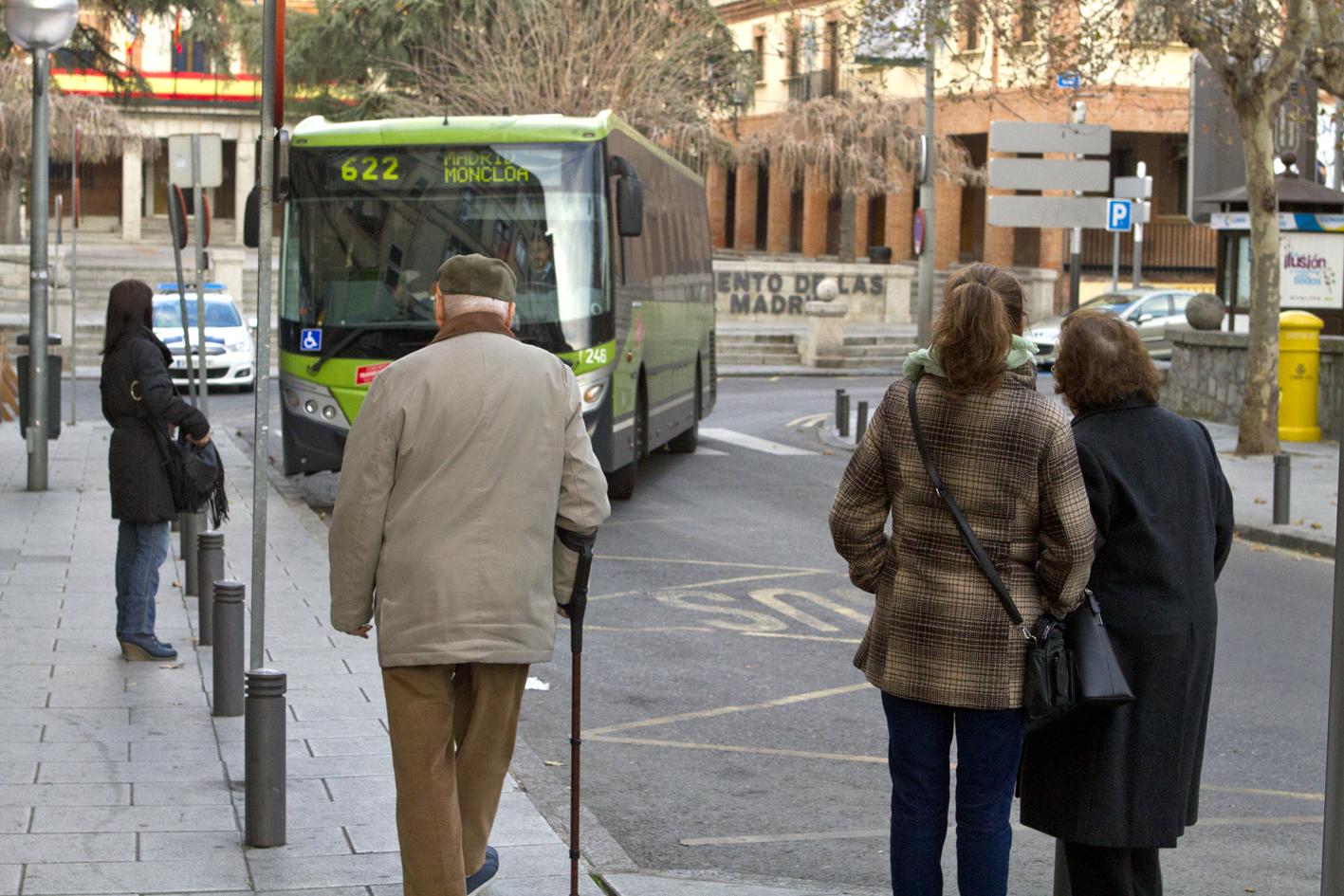 Las Rozas ayuda a los mayores en el pago del abono de transporte anual