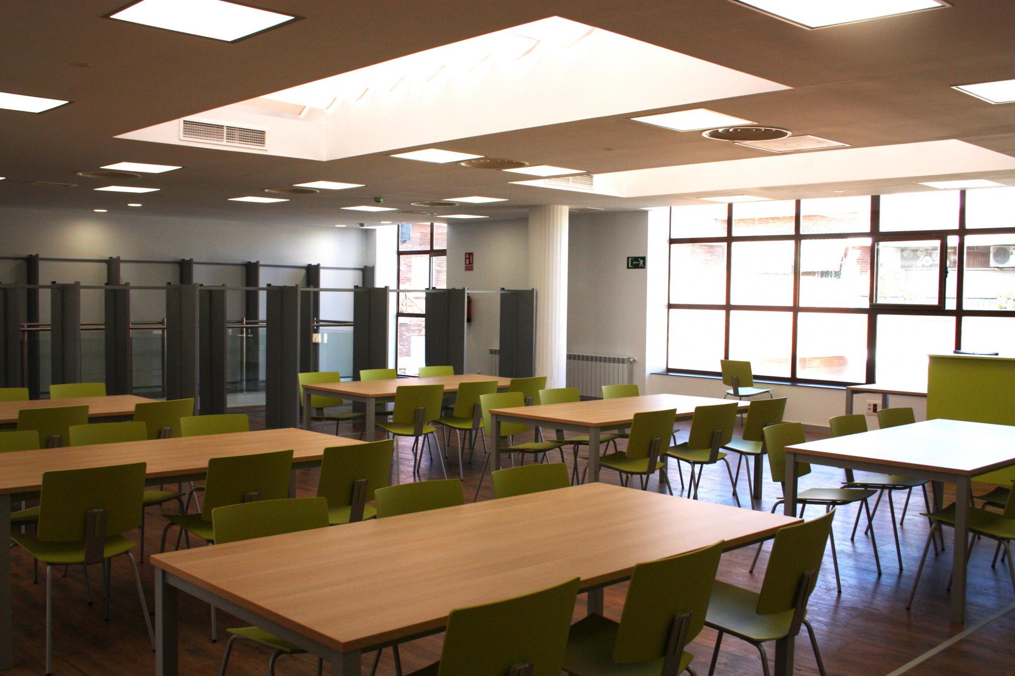 Últimos preparativos antes de la apertura de la nueva biblioteca municipal de Galapagar