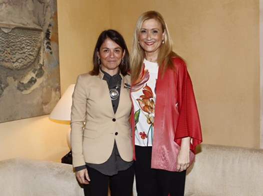 Reunión de la alcaldesa de Torrelodones, Elena Biurrun, con la presidenta regional, Cristina Cifuentes