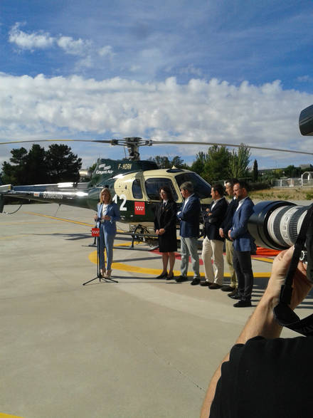 La presidenta de la Comunidad participa en un curso en el Parque de Bomberos de Las Rozas