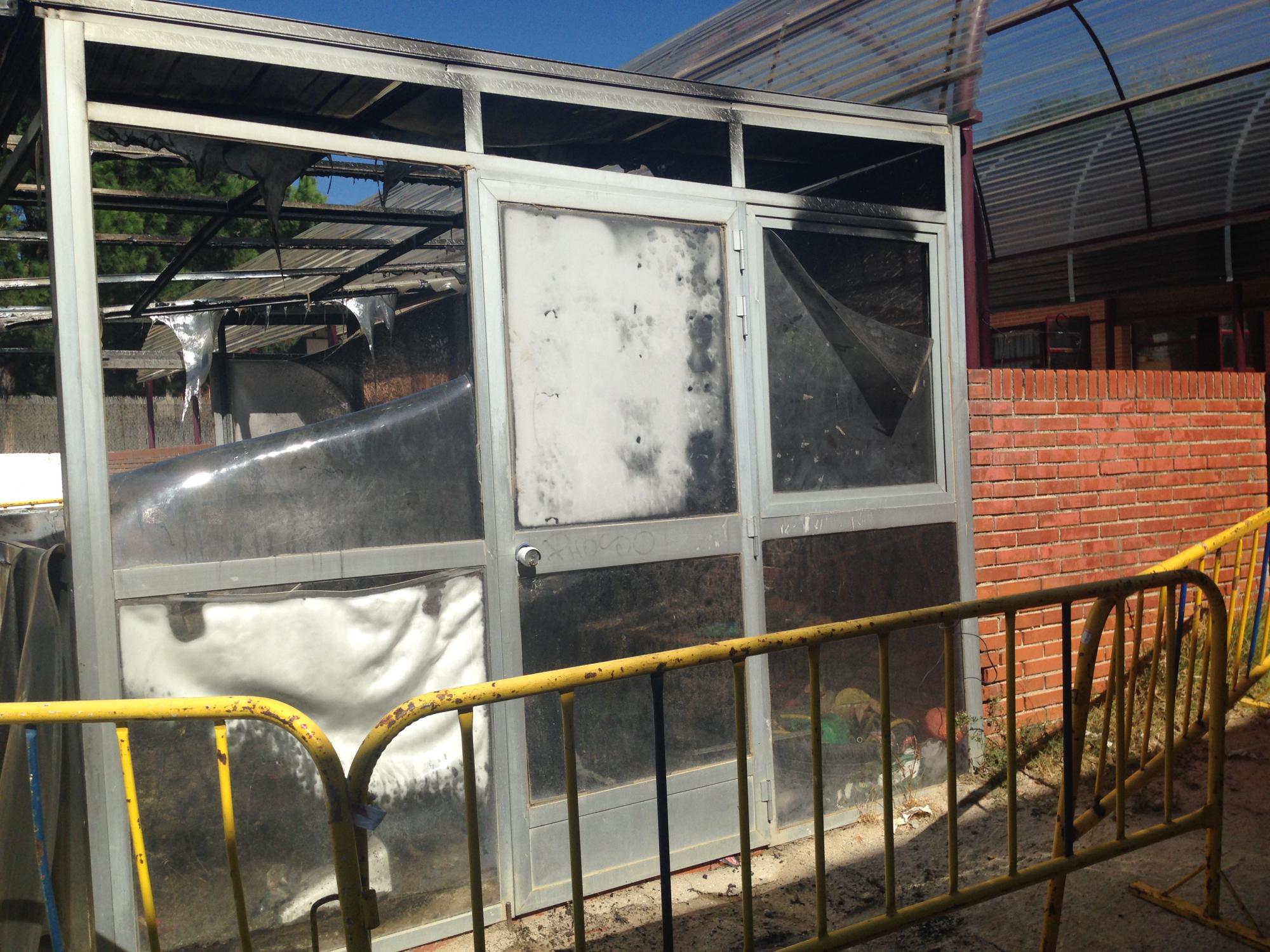 Un incendio calcina el invernadero del Colegio Público Nuestra Señora de Lourdes