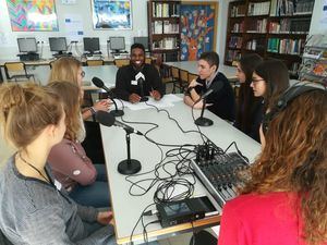 Alumnos griegos, alemanes y finlandeses visitaron el Colegio Zola