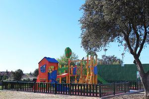 Los vecinos de Parquelagos estrenan una nueva área infantil