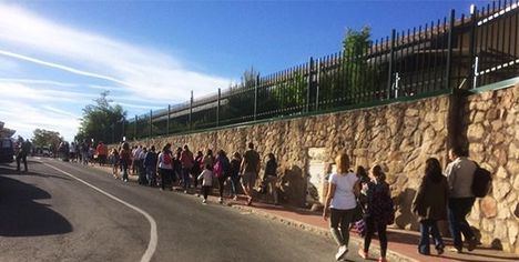 Contra los malos humos de los coches… andando al colegio