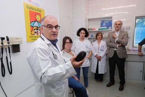 El dermatoscopio llega a la Atención Primaria para detectar el melanoma de forma precoz