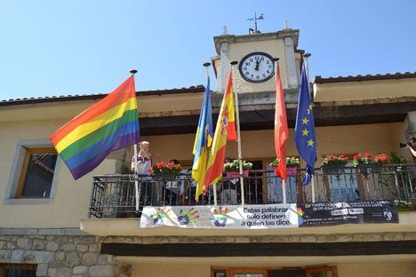 Torrelodones vuelve a izar la bandera LGTBI en el Ayuntamiento