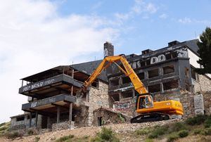 Comienza la demolición del Club Alpino en el Puerto de Navacerrada