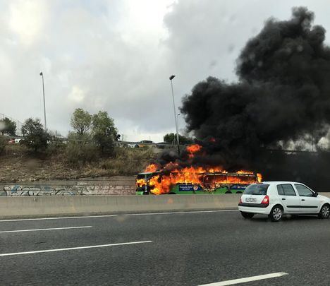 El incendio de un autobús provoca fuertes retenciones en la A-6