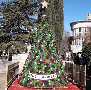 Un gran árbol de ganchillo preside la Navidad de Torrelodones