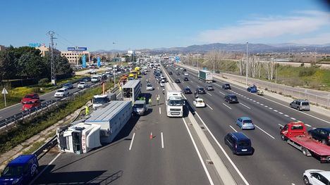 Finalizan los trabajos para retirar el camión accidentado en la A-6