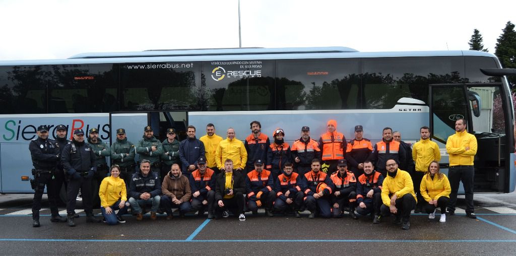 Todo el equipo posa frente al autobús tras el simulacro