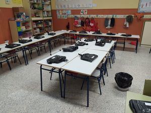 Los voluntarios de Protección Civil reparten los libros a los escolares