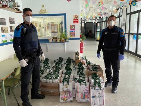 Policía Local y Protección Civil llevan sus libros de texto a los escolares