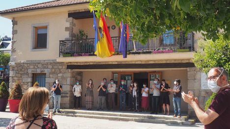 Torrelodones recuerda a las víctimas de la pandemia con un minuto de silencio