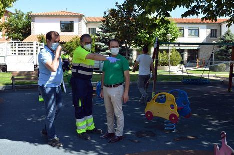 Guadarrama comienza a desinfectar sus parques para abrirlos