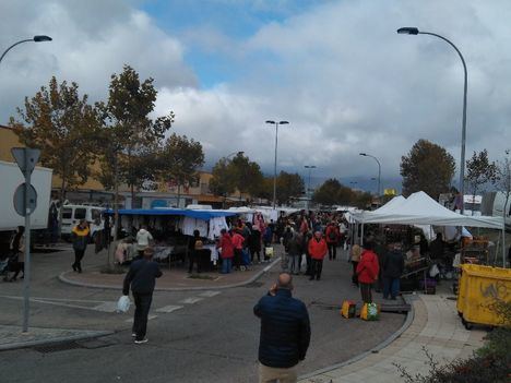 El Mercadillo se lleva celebrando en el P-29 desde hace unos meses, tras ser trasladado al inicio de las obras en Los Belgas