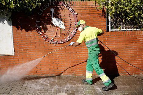 Las Rozas emprende un plan especial de limpieza y desinfección de los centros escolares