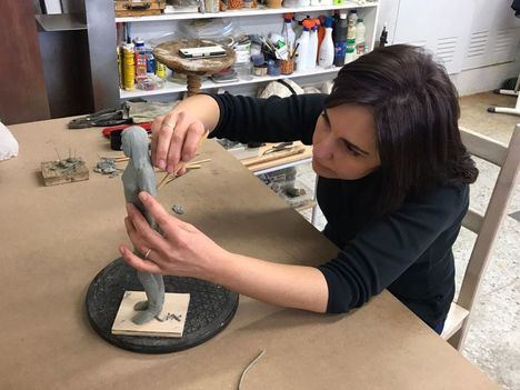 Marta Sánchez Luengo, escultora del homenaje a las víctimas del COVID19 en Las Rozas: “Mi intención ha sido hacer presentes a los ausentes a través de la luz”