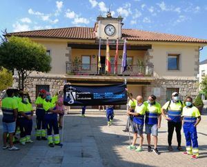 Los trabajadores del servicio de mantenimiento de zonas verdes de Torrelodones se concentrario a comienzos del mes de agosto frente al Ayuntamiento