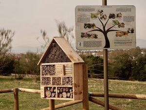 Las Rozas instala tres ‘hoteles’ de insectos en la Dehesa de Navalcarbón