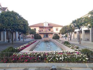 Controles en la plaza de la Constitución de Torrelodones para evitar aglomeraciones en el aperitivo de los días 24 y 31 de diciembre