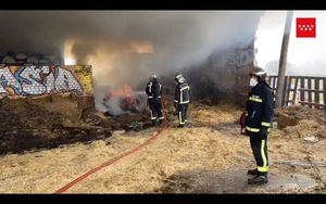 Los bomberos extinguen un incendio en una nave abandonada de Alpedrete llena de balas de paja