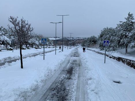 Las Rozas añade seis retroexcavadoras a los medios para retirar la gran cantidad de nieve acumulada