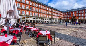 La Comunidad hará obligatoria la mascarilla en restaurantes y permitirá seis personas por mesa en terrazas