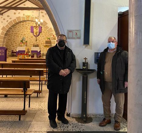 La iglesia de San Antonio, en Galapagar, la primera en la región en probar los dispensadores de agua bendita antiCOVID