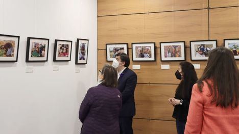 La Biblioteca Ricardo León de Galapagar acoge la muestra fotográfica ‘Miradas de Tanzania’