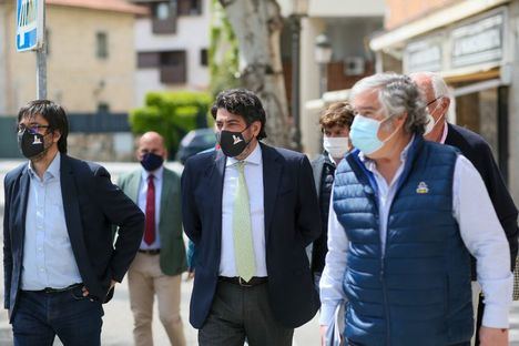 David Pérez visita la parcela en la que se construirán las viviendas del Plan Vive en Torrelodones