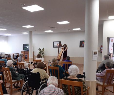 Música de arpa para los residentes en la Residencia Sanitas de Torrelodones