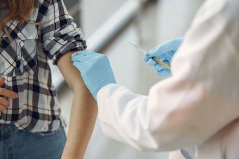 La Comunidad de Madrid comienza a vacunar a la población menor de 60 años contra el COVID 19 en los hospitales públicos
 